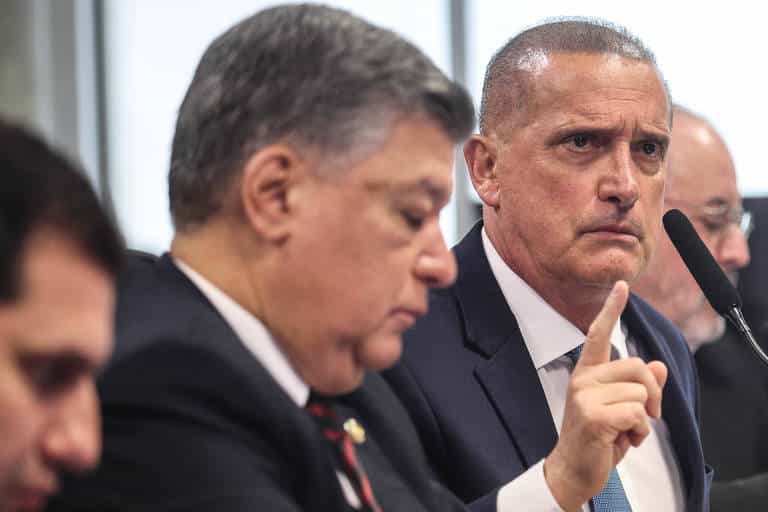 Onyx Nega Ligação com Doações e Defende Filho em Esquema Fraudulento